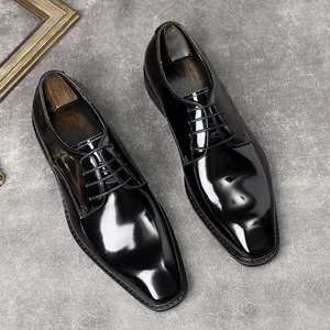 Elegante herenschoenen van zwart lakleer met een hoogglanzende afwerking voor formele kleding