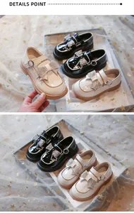 Vista detallada de zapatos de charol para niñas con lazos de diamantes de imitación