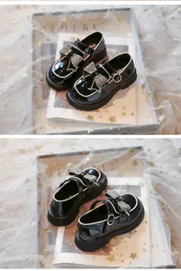 Primer plano de zapatos de charol negro para niña con lazo de diamantes y hebilla