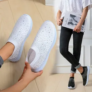 Detailansicht von atmungsaktiven weißen Flyknit-Sneakern mit glitzernden Strasssteinen.