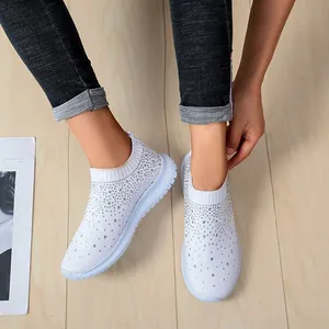 Detailansicht der atmungsaktiven weißen Strick-Sneaker mit silbernen Strasssteinen