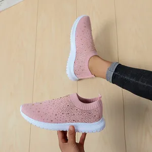 Detailansicht der rosa glitzernden und atmungsaktiven Mesh-Slipper-Sneaker für Damen
