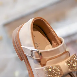 Elegantes zapatos de piel color crema para niña con lazo de pedrería brillante estilo británico