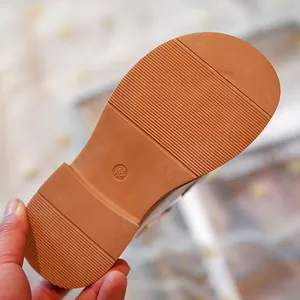 Vista detallada de la suela de goma antideslizante para mocasines de niña estilo inglés