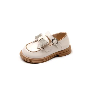 Zapatos Mary Jane de charol para niña con un elegante lazo de diamantes.