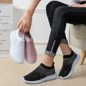 Drei Farben atmungsaktive Strass-Fly-Knit-Sneaker für Damen in einem Lifestyle-Set