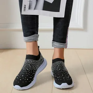 Detailansicht schwarzer Fly-Knit-Sneaker mit funkelndem Strassstein-Besatz.