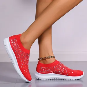 Detaillierte Nahaufnahme von roten atmungsaktiven Strass-Sneakern aus Fly-Knit-Gewebe