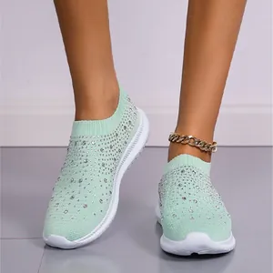 Nahaufnahme von mintgrünen Fly-Knit-Sneakern mit funkelnden Strassstein-Verzierungen