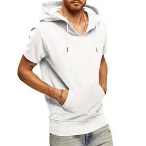 Vue détaillée d'un sweat-shirt blanc à manches courtes et capuche pour hommes, style sportif