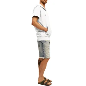 Vue de profil montrant la coupe d'un gilet blanc décontracté à capuche pour hommes