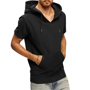 Sweat à capuche noir à manches courtes pour hommes avec poche montré sur modèle