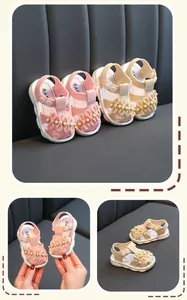 Detailansicht von rosa und beigen Kleinkindsandalen mit Perlenblumen und weichen Sohlen.