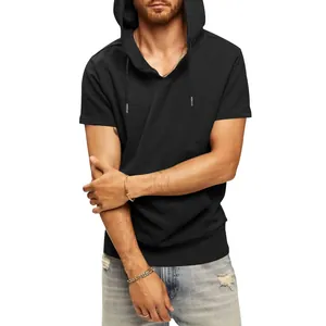 Gros plan d'un sweat à capuche noir à manches courtes pour hommes