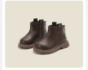 Dettaglio degli stivaletti Martin marrone scuro per bambini dal design essenziale