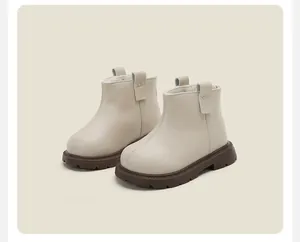 Vista laterale di eleganti stivaletti Martin beige per bambini con suola in gomma marrone