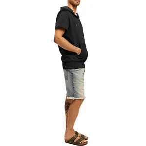 Gilet à capuche noir pour hommes avec short en jean et sandales, vue latérale