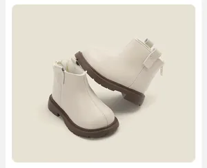 Stivaletti Martin beige minimalisti per bambini con suole marroni, vista laterale