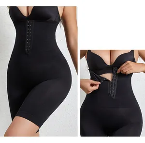 Detail der Miederhose mit hoher Taille und verstellbarem Haken-Ösen-Verschluss am Bauch