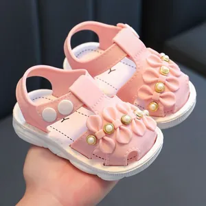 Rosa Baby-Sandalen für Mädchen mit niedlichen Schleifen und geschlossener Kappe