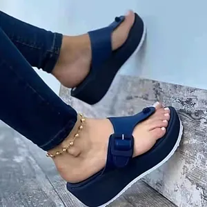Vue détaillée des tongs à plateforme bleu marine avec boucle et semelle épaisse pour femme