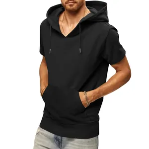 Vue détaillée d'un gilet noir à capuche pour homme avec poche kangourou et cordon.