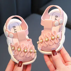 Niedliche rosa Mädchensandalen mit 3D-Schleife und Perlendetails für den sommerlichen Alltag.