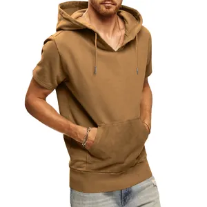 Vue de face d'un sweat-shirt à capuche pour homme à manches courtes et coupe décontractée
