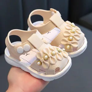 Beige Kleinkindsandalen mit Schleife und Perlen, weiche Sohle für kleine Mädchen.