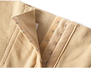 Detailansicht der verstellbaren Hakenreihen an nahtloser formender Miederhose mit hoher Taille