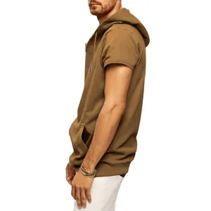Détail de vue latérale d'un gilet à capuche marron sans manches pour homme, style sport.
