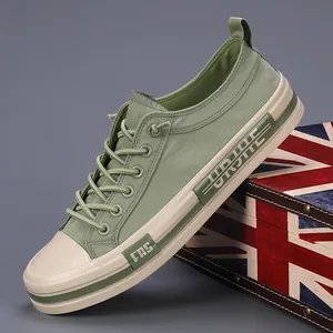 Κομψά ανδρικά πάνινα sneakers σε πράσινο του φασκόμηλου με μπεζ σόλα.