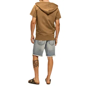 Vue arrière d'un sweat à capuche marron à manches courtes pour homme, coupe décontractée