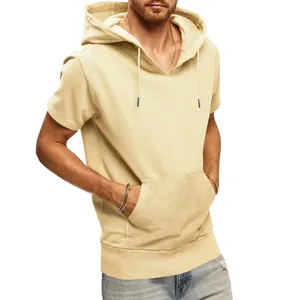 Détail du sweat à capuche beige à manches courtes pour homme avec poche kangourou et cordon.