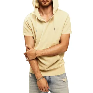 Vue détaillée d'un sweat à capuche à manches courtes pour homme en jaune clair