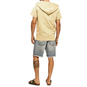 Vue arrière du sweat à capuche beige à manches courtes pour homme, coupe ample sport