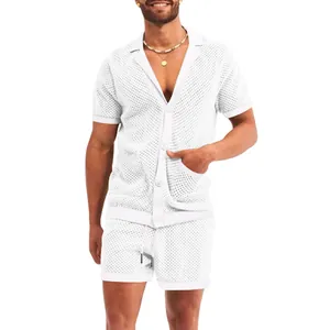 Detail van de geperforeerde mesh-textuur van deze witte korte mouwen zomeroutfit voor heren