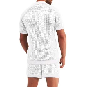Achteraanzicht detail van ademend wit mesh set voor heren met korte mouwen en shorts