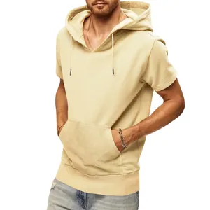 Vue détaillée d'un sweat à capuche beige à manches courtes pour homme avec poche