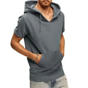 Détail d'un sweat à capuche de sport gris à manches courtes et coupe ample pour homme