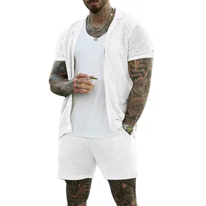 Detail van een witte mesh zomersset voor heren met een shirt met reverskraag en een short.
