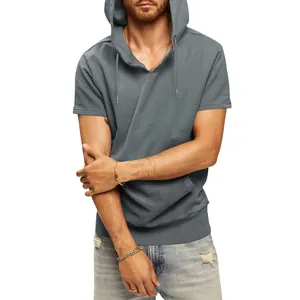 Vue détaillée d'un t-shirt à capuche gris pour homme avec manches courtes et poche