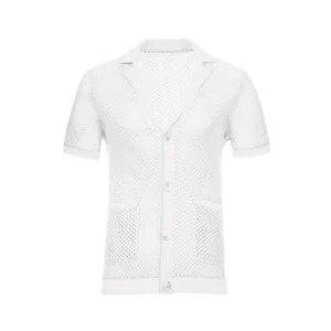 Vista detallada de una camisa de manga corta de punto de malla blanca para hombre