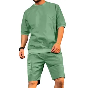 Ensemble décontracté vert sauge pour hommes avec short cargo et t-shirt d'été court