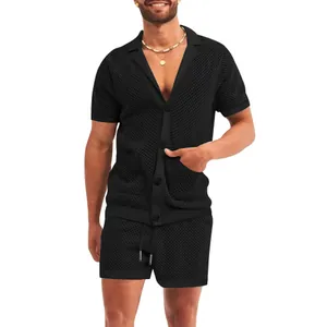 Detail van het heren zomer casual set met zwart mesh shirt en bijpassende korte broek