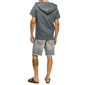 Vue arrière détaillée d'un sweat à capuche de sport gris à manches courtes pour hommes.