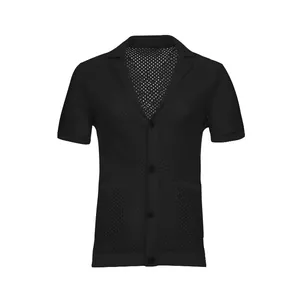 Vista detallada de una chaqueta de punto calado negra de manga corta para hombre
