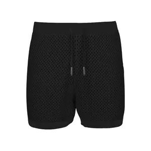 Detalle de pantalones cortos de malla negra transpirable con cordón ajustable