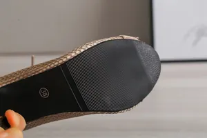 Vue macro détaillée de la semelle antidérapante de sandales à talons taille 38