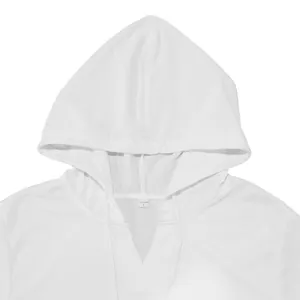 Détail de la capuche à cordon et du col en V sur un gilet à capuche blanc sans manches